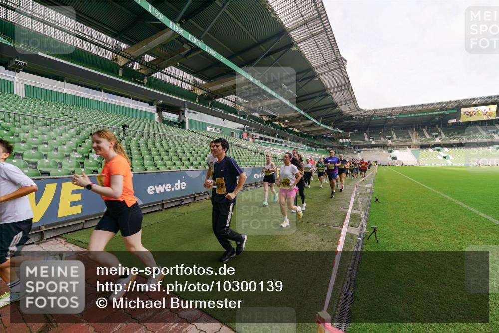 13.09.2026 - 21. swb-Marathon Bremen Michael Burmester http://msf.ph/oto/10300139 13.09.2026 10:38:57 Laufen im Stadion 10090, 10091, 10135, 10138, 10139, 10168, 10188, 10190, 10204, 10205, 10217, 10229, 10238, 10259, 10260, 10273, 10274, 10279, 10280, 10283, 10305, 10314, 10323, 10360, 10363, 10364, 10370, 10375, 10376, 10378, 10404, 10432, 10457, 10465, 10469, 10488, 10493, 10501, 10505, 10510, 10511, 10526, 10556, 10576, 10595, 10609, 10616, 10619, 10630, 10645, 10654, 10660, 10661, 10662, 10664, 10681, 10682, 10686, 10695, 10697, 10712, 10743, 10802, 10823 meine-sportfotos.de