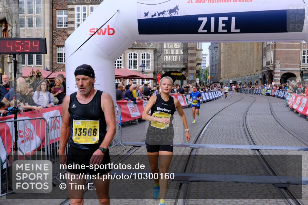 13.09.2026 - 21. swb-Marathon Bremen Tim E. http://msf.ph/oto/10300160 13.09.2026 10:40:50 Ziel 10520, 11373, 13563, 13566, 13616 meine-sportfotos.de