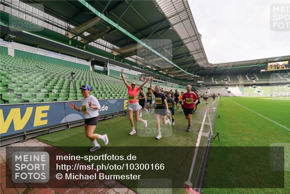 13.09.2026 - 21. swb-Marathon Bremen Michael Burmester http://msf.ph/oto/10300166 13.09.2026 10:39:02 Laufen im Stadion 10090, 10091, 10135, 10138, 10139, 10168, 10188, 10190, 10204, 10205, 10217, 10229, 10238, 10259, 10260, 10279, 10280, 10283, 10305, 10314, 10323, 10360, 10363, 10364, 10370, 10375, 10376, 10378, 10404, 10432, 10457, 10465, 10469, 10484, 10488, 10493, 10501, 10505, 10510, 10511, 10526, 10556, 10576, 10580, 10595, 10609, 10616, 10619, 10630, 10645, 10654, 10660, 10661, 10662, 10664, 10681, 10682, 10686, 10695, 10697, 10712, 10743, 10802, 10823 meine-sportfotos.de