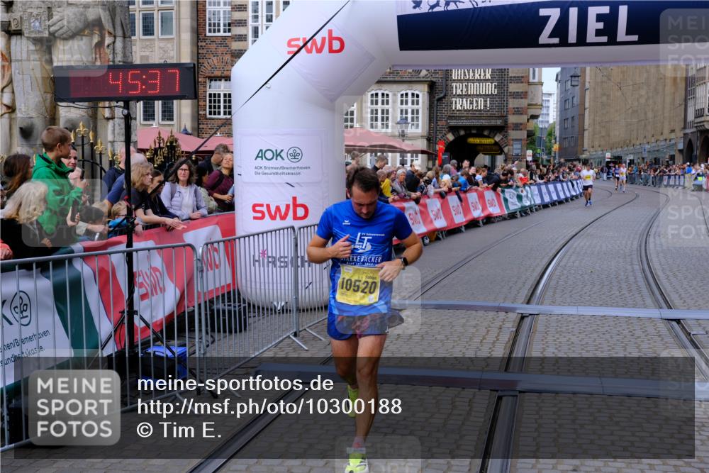 13.09.2026 - 21. swb-Marathon Bremen Tim E. http://msf.ph/oto/10300188 13.09.2026 10:40:54 Ziel 10520, 11373, 13563, 13566, 13616 meine-sportfotos.de