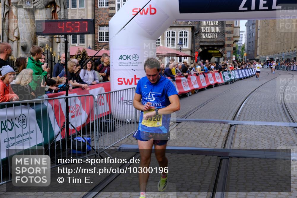 13.09.2026 - 21. swb-Marathon Bremen Tim E. http://msf.ph/oto/10300196 13.09.2026 10:40:54 Ziel 10520, 11373, 13563, 13566, 13616 meine-sportfotos.de