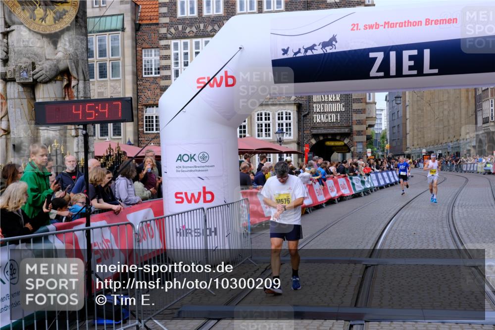 13.09.2026 - 21. swb-Marathon Bremen Tim E. http://msf.ph/oto/10300209 13.09.2026 10:41:04 Ziel 10520, 10575, 11903, 12477 meine-sportfotos.de