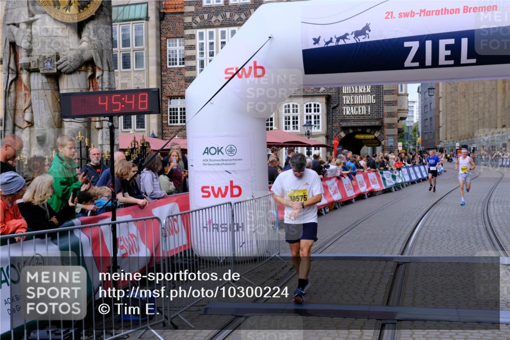 13.09.2026 - 21. swb-Marathon Bremen Tim E. http://msf.ph/oto/10300224 13.09.2026 10:41:04 Ziel 10520, 10575, 11903, 12477 meine-sportfotos.de