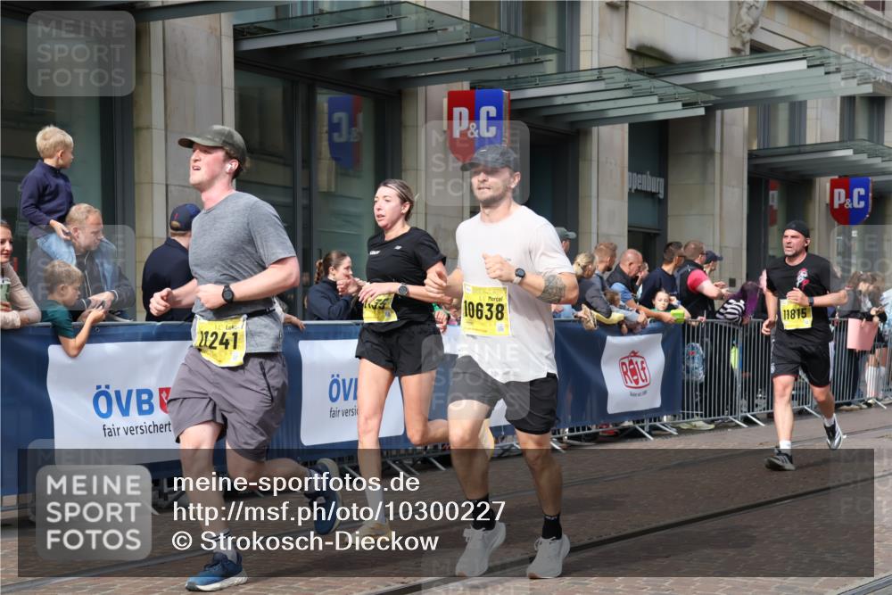 13.09.2026 - 21. swb-Marathon Bremen Strokosch-Dieckow http://msf.ph/oto/10300227 13.09.2026 10:48:13 Ziel 10231, 10269, 10421, 10426, 10489, 10538, 10638, 10770, 10814, 10815, 10917, 10993, 11135, 11196, 11372, 11582, 11611, 11683, 11815, 11837, 12259, 13570, 10142, 10316, 10329, 10638, 11058, 11135, 11193, 11241, 11360, 11735, 11781, 12278, 12354, 12487, 13620 meine-sportfotos.de