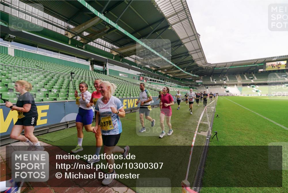 13.09.2026 - 21. swb-Marathon Bremen Michael Burmester http://msf.ph/oto/10300307 13.09.2026 10:39:35 Laufen im Stadion 10135, 10138, 10139, 10156, 10168, 10169, 10188, 10204, 10205, 10213, 10217, 10229, 10234, 10238, 10259, 10260, 10279, 10280, 10299, 10314, 10321, 10360, 10363, 10364, 10378, 10386, 10404, 10417, 10457, 10469, 10484, 10493, 10501, 10505, 10510, 10511, 10526, 10556, 10570, 10576, 10580, 10595, 10599, 10609, 10616, 10619, 10630, 10645, 10653, 10660, 10661, 10662, 10664, 10681, 10682, 10686, 10695, 10696, 10697, 10712, 10737, 10743, 10751, 10802 meine-sportfotos.de