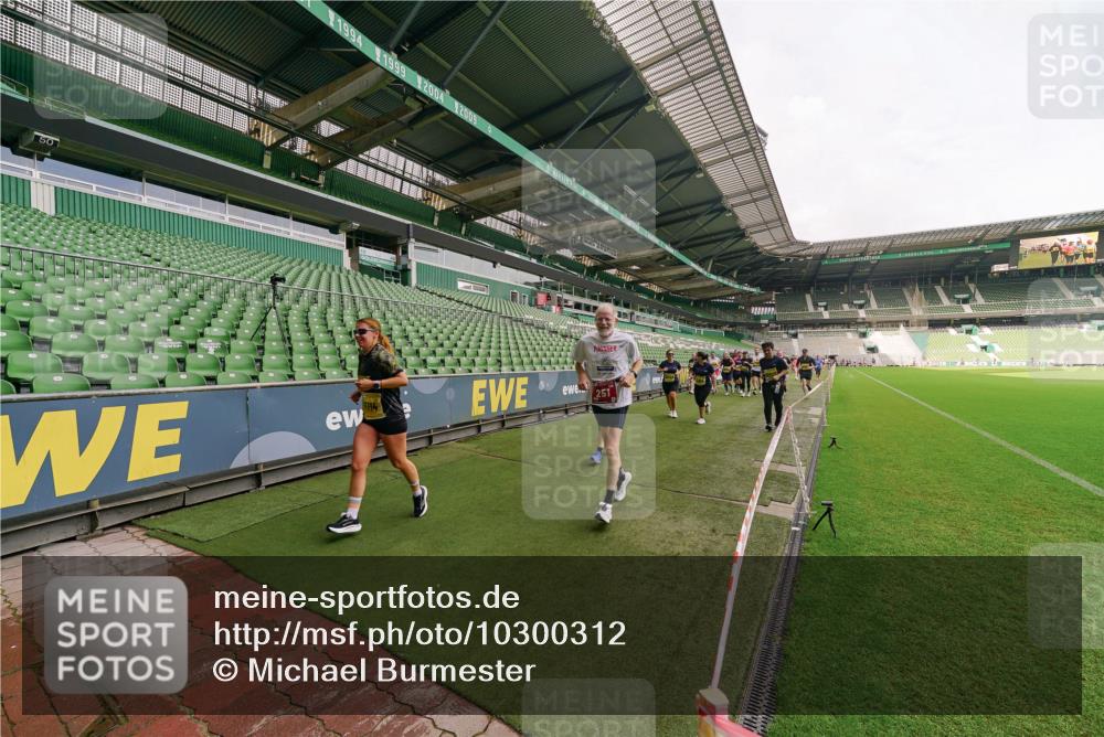 13.09.2026 - 21. swb-Marathon Bremen Michael Burmester http://msf.ph/oto/10300312 13.09.2026 10:39:37 Laufen im Stadion 10135, 10138, 10139, 10156, 10168, 10169, 10188, 10204, 10205, 10213, 10217, 10229, 10234, 10238, 10259, 10260, 10279, 10280, 10299, 10314, 10321, 10360, 10363, 10364, 10378, 10386, 10404, 10417, 10457, 10469, 10484, 10493, 10501, 10505, 10510, 10511, 10526, 10556, 10570, 10576, 10580, 10595, 10599, 10609, 10616, 10619, 10630, 10645, 10653, 10660, 10661, 10662, 10664, 10681, 10682, 10686, 10695, 10696, 10697, 10712, 10737, 10743, 10751, 10802 meine-sportfotos.de