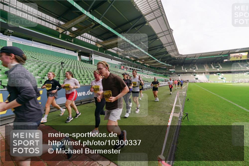 13.09.2026 - 21. swb-Marathon Bremen Michael Burmester http://msf.ph/oto/10300337 13.09.2026 10:39:43 Laufen im Stadion 10135, 10138, 10139, 10156, 10168, 10169, 10188, 10204, 10213, 10217, 10229, 10234, 10238, 10259, 10260, 10279, 10280, 10299, 10314, 10321, 10360, 10363, 10364, 10378, 10386, 10404, 10406, 10417, 10435, 10457, 10469, 10484, 10493, 10501, 10505, 10510, 10511, 10526, 10556, 10570, 10576, 10580, 10582, 10595, 10599, 10609, 10616, 10619, 10630, 10645, 10653, 10660, 10661, 10662, 10664, 10681, 10682, 10686, 10695, 10696, 10697, 10712, 10737, 10743, 10751 meine-sportfotos.de