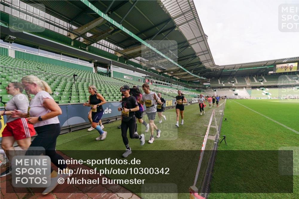 13.09.2026 - 21. swb-Marathon Bremen Michael Burmester http://msf.ph/oto/10300342 13.09.2026 10:39:44 Laufen im Stadion 10135, 10138, 10139, 10156, 10168, 10169, 10188, 10204, 10213, 10217, 10229, 10234, 10238, 10259, 10260, 10279, 10280, 10299, 10314, 10321, 10360, 10363, 10364, 10378, 10386, 10404, 10406, 10417, 10435, 10457, 10469, 10484, 10493, 10501, 10505, 10510, 10511, 10526, 10556, 10570, 10576, 10580, 10582, 10595, 10599, 10609, 10616, 10619, 10630, 10645, 10653, 10660, 10661, 10662, 10664, 10681, 10682, 10686, 10695, 10696, 10697, 10712, 10737, 10743, 10751 meine-sportfotos.de
