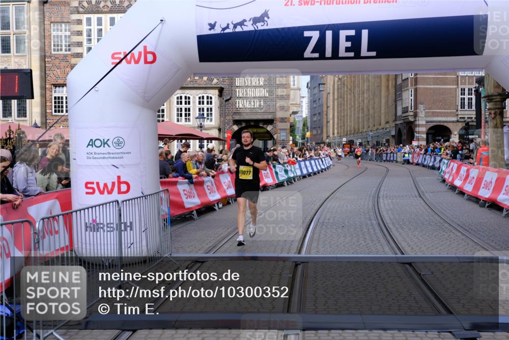 13.09.2026 - 21. swb-Marathon Bremen Tim E. http://msf.ph/oto/10300352 13.09.2026 10:41:27 Ziel 11077, 11201, 12209 meine-sportfotos.de