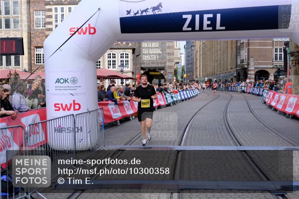 13.09.2026 - 21. swb-Marathon Bremen Tim E. http://msf.ph/oto/10300358 13.09.2026 10:41:28 Ziel 11077, 11201, 12209 meine-sportfotos.de