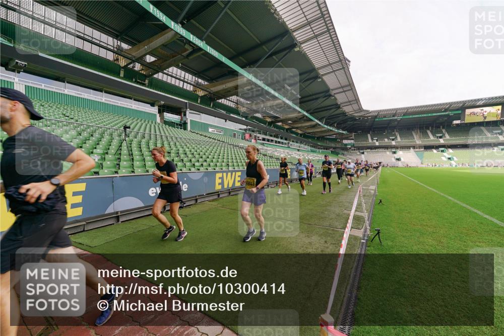 13.09.2026 - 21. swb-Marathon Bremen Michael Burmester http://msf.ph/oto/10300414 13.09.2026 10:40:10 Laufen im Stadion 10135, 10138, 10139, 10156, 10169, 10204, 10213, 10217, 10229, 10234, 10238, 10279, 10280, 10299, 10314, 10321, 10354, 10360, 10363, 10364, 10378, 10386, 10404, 10406, 10417, 10424, 10435, 10455, 10457, 10469, 10484, 10493, 10501, 10505, 10510, 10511, 10545, 10556, 10570, 10576, 10580, 10582, 10595, 10599, 10609, 10611, 10616, 10619, 10630, 10653, 10660, 10662, 10664, 10686, 10694, 10696, 10712, 10737, 10743, 10751 meine-sportfotos.de
