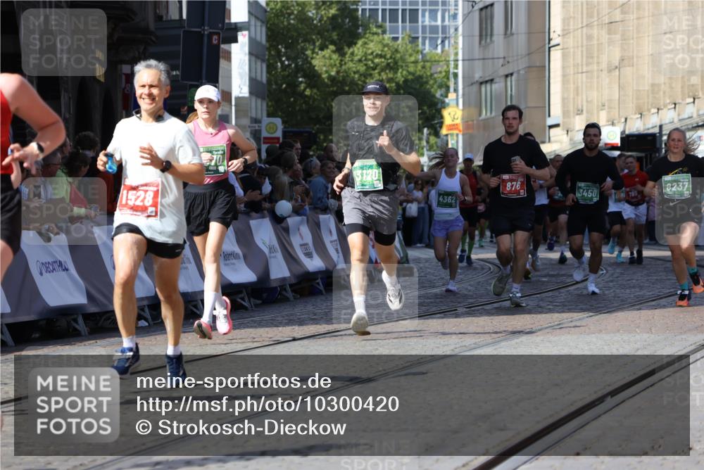 13.09.2026 - 21. swb-Marathon Bremen Strokosch-Dieckow http://msf.ph/oto/10300420 13.09.2026 13:20:57 Ziel 541, 769, 876, 1528, 1646, 2493, 3813, 3866, 4174, 4357, 4358, 4482, 5213, 5493, 5855, 5954, 6177, 6495, 6496, 7411, 7517, 8005, 8141, 8804, 9162, 9691, 9721, 9949, 13126, 854, 1191, 3450, 3933, 4362, 4734, 6357, 6970, 8237, 8323, 8622, 8791, 8971, 9267, 9268, 13120 meine-sportfotos.de