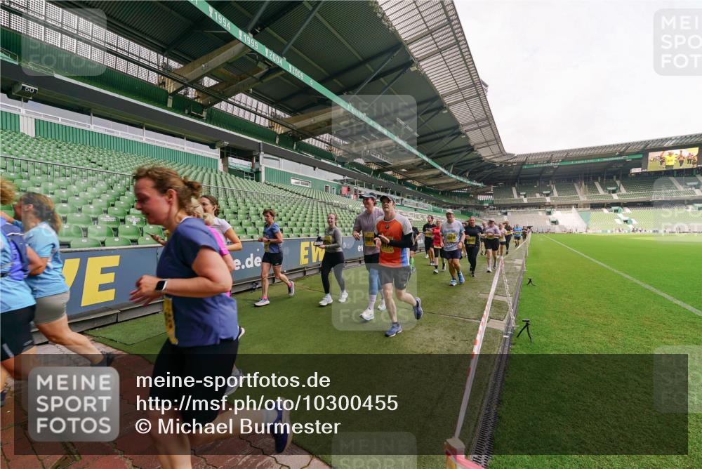 13.09.2026 - 21. swb-Marathon Bremen Michael Burmester http://msf.ph/oto/10300455 13.09.2026 10:40:21 Laufen im Stadion 10135, 10138, 10139, 10155, 10156, 10169, 10204, 10213, 10217, 10229, 10234, 10238, 10279, 10280, 10299, 10313, 10314, 10321, 10354, 10360, 10363, 10364, 10378, 10386, 10404, 10406, 10417, 10424, 10435, 10455, 10457, 10469, 10483, 10484, 10493, 10501, 10505, 10510, 10511, 10545, 10556, 10570, 10576, 10580, 10582, 10586, 10595, 10599, 10609, 10611, 10616, 10619, 10653, 10660, 10662, 10664, 10686, 10694, 10696, 10706, 10712, 10737, 10743, 10751, 10766 meine-sportfotos.de