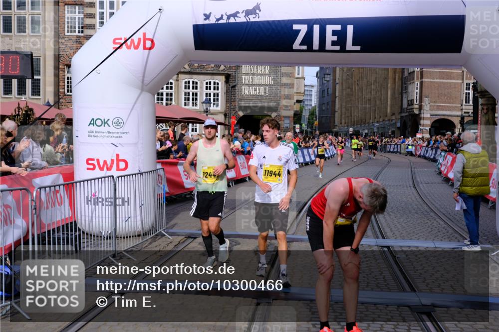 13.09.2026 - 21. swb-Marathon Bremen Tim E. http://msf.ph/oto/10300466 13.09.2026 10:41:47 Ziel 11628, 11944, 12442, 12455, 13520, 13600 meine-sportfotos.de