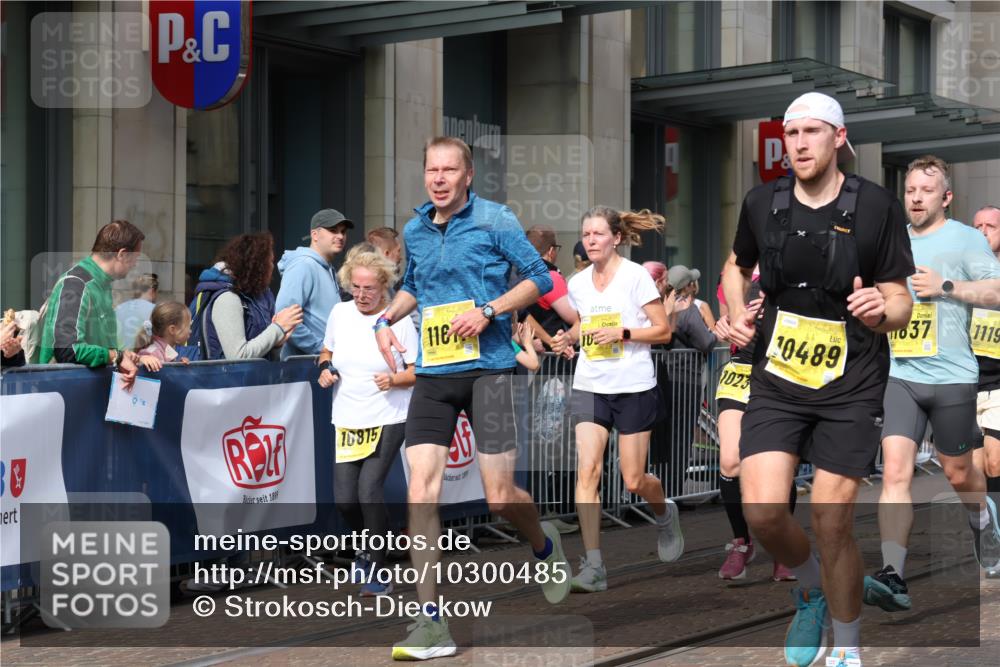 13.09.2026 - 21. swb-Marathon Bremen Strokosch-Dieckow http://msf.ph/oto/10300485 13.09.2026 10:48:27 Ziel 10231, 10269, 10489, 10538, 10770, 10815, 10917, 10993, 11196, 11372, 11611, 11885, 12204, 13512, 13555, 10269, 10316, 10421, 10426, 10489, 10638, 10814, 11058, 11135, 11241, 11582, 11683, 11781, 11815, 11837, 12259, 13570 meine-sportfotos.de
