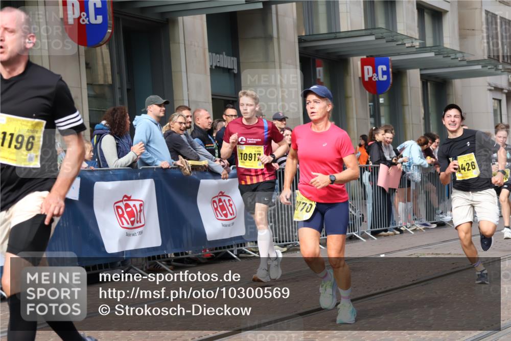 13.09.2026 - 21. swb-Marathon Bremen Strokosch-Dieckow http://msf.ph/oto/10300569 13.09.2026 10:48:30 Ziel 10253, 10293, 10538, 10815, 10917, 11196, 11372, 11611, 11885, 12027, 12204, 13512, 13555, 10231, 10269, 10316, 10421, 10426, 10489, 10538, 10638, 10770, 10814, 10993, 11135, 11196, 11241, 11582, 11683, 11781, 11815, 11837, 12259, 13570 meine-sportfotos.de