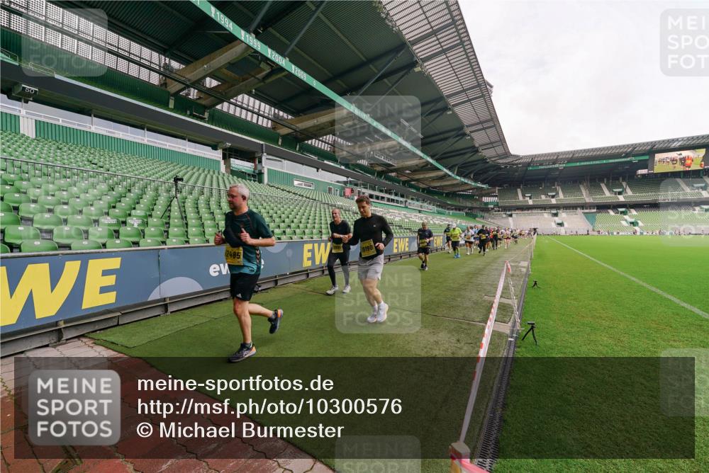 13.09.2026 - 21. swb-Marathon Bremen Michael Burmester http://msf.ph/oto/10300576 13.09.2026 10:40:51 Laufen im Stadion 10138, 10155, 10156, 10163, 10169, 10213, 10234, 10247, 10279, 10280, 10299, 10313, 10321, 10354, 10386, 10399, 10406, 10414, 10417, 10419, 10424, 10435, 10455, 10483, 10484, 10493, 10501, 10527, 10545, 10556, 10570, 10576, 10580, 10582, 10586, 10599, 10611, 10616, 10644, 10653, 10660, 10694, 10696, 10705, 10706, 10712, 10719, 10722, 10737, 10743, 10751, 10766, 10768, 10776, 10804, 10859, 11043, 11048, 11239 meine-sportfotos.de