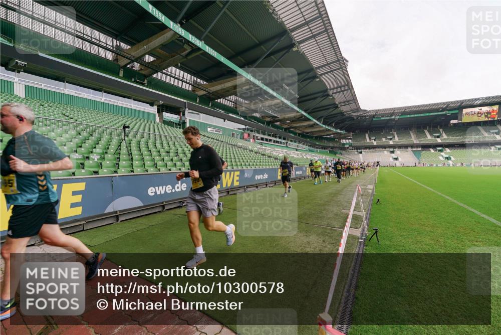 13.09.2026 - 21. swb-Marathon Bremen Michael Burmester http://msf.ph/oto/10300578 13.09.2026 10:40:52 Laufen im Stadion 10155, 10156, 10163, 10169, 10213, 10234, 10247, 10279, 10280, 10299, 10313, 10321, 10354, 10386, 10399, 10406, 10414, 10417, 10419, 10424, 10435, 10455, 10483, 10484, 10493, 10501, 10527, 10545, 10556, 10570, 10576, 10580, 10582, 10586, 10599, 10611, 10616, 10644, 10653, 10660, 10694, 10696, 10705, 10706, 10712, 10719, 10722, 10737, 10743, 10751, 10766, 10768, 10776, 10804, 10859, 11043, 11048, 11239 meine-sportfotos.de