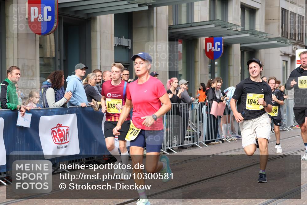 13.09.2026 - 21. swb-Marathon Bremen Strokosch-Dieckow http://msf.ph/oto/10300581 13.09.2026 10:48:30 Ziel 10253, 10293, 10538, 10815, 10917, 11196, 11372, 11611, 11885, 12027, 12204, 13512, 13555, 10231, 10269, 10316, 10421, 10426, 10489, 10538, 10638, 10770, 10814, 10993, 11135, 11196, 11241, 11582, 11683, 11781, 11815, 11837, 12259, 13570 meine-sportfotos.de