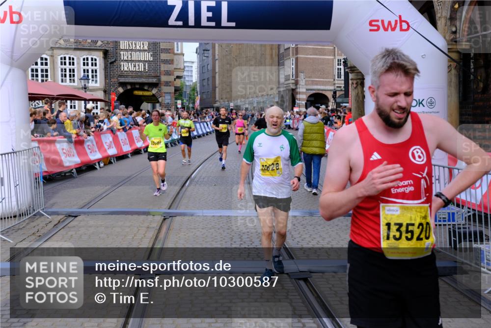 13.09.2026 - 21. swb-Marathon Bremen Tim E. http://msf.ph/oto/10300587 13.09.2026 10:41:56 Ziel 10341, 10972, 11426, 11527, 11628, 11944, 12246, 12442, 12455, 13586, 13600 meine-sportfotos.de