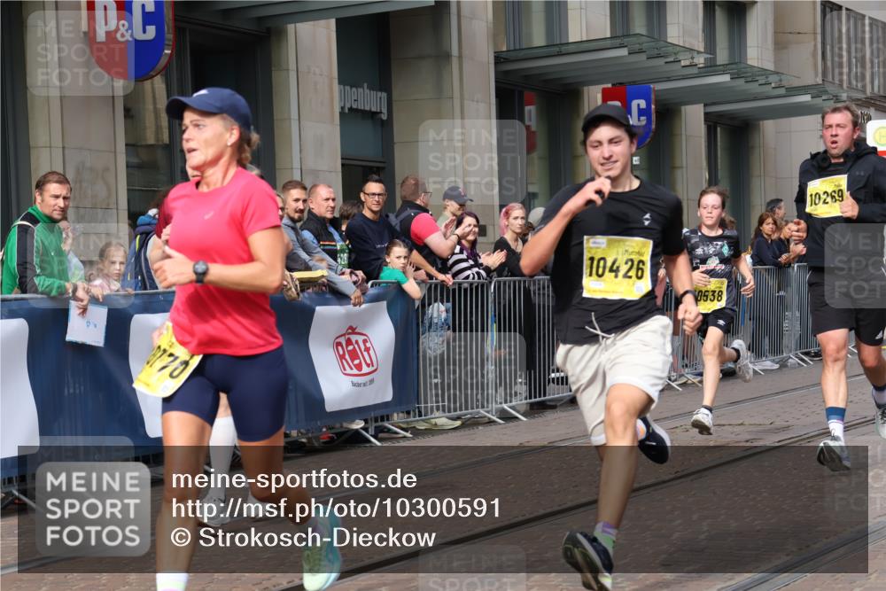 13.09.2026 - 21. swb-Marathon Bremen Strokosch-Dieckow http://msf.ph/oto/10300591 13.09.2026 10:48:31 Ziel 10253, 10293, 10815, 10917, 11372, 11611, 11885, 12027, 12204, 12350, 13512, 13555, 10231, 10269, 10316, 10421, 10426, 10489, 10538, 10638, 10770, 10814, 10993, 11135, 11196, 11241, 11582, 11611, 11683, 11781, 11815, 11837, 12259, 13570 meine-sportfotos.de