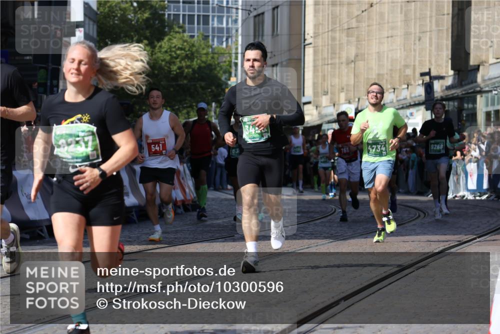 13.09.2026 - 21. swb-Marathon Bremen Strokosch-Dieckow http://msf.ph/oto/10300596 13.09.2026 13:21:02 Ziel 541, 769, 876, 1528, 1881, 2640, 3356, 3813, 3866, 4174, 4357, 4482, 4612, 5161, 5213, 5855, 5954, 6177, 6495, 7411, 7517, 8005, 8141, 8804, 9162, 9691, 9949, 13126, 226, 1191, 2979, 3450, 4362, 4734, 6357, 6970, 8323, 8408, 8791, 9267, 9268 meine-sportfotos.de