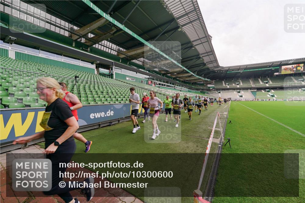 13.09.2026 - 21. swb-Marathon Bremen Michael Burmester http://msf.ph/oto/10300600 13.09.2026 10:41:01 Laufen im Stadion 10155, 10156, 10163, 10169, 10213, 10234, 10247, 10299, 10313, 10321, 10354, 10386, 10399, 10406, 10414, 10417, 10419, 10422, 10424, 10435, 10455, 10461, 10462, 10483, 10484, 10527, 10545, 10547, 10556, 10570, 10580, 10582, 10586, 10599, 10611, 10644, 10653, 10660, 10694, 10696, 10705, 10706, 10719, 10722, 10737, 10751, 10766, 10768, 10776, 10804, 10859, 10889, 11043, 11048, 11239 meine-sportfotos.de