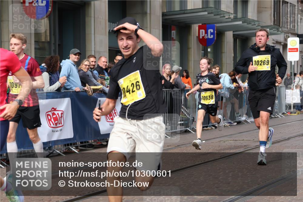 13.09.2026 - 21. swb-Marathon Bremen Strokosch-Dieckow http://msf.ph/oto/10300601 13.09.2026 10:48:31 Ziel 10253, 10293, 10815, 10917, 11372, 11611, 11885, 12027, 12204, 12350, 13512, 13555, 10231, 10269, 10316, 10421, 10426, 10489, 10538, 10638, 10770, 10814, 10993, 11135, 11196, 11241, 11582, 11611, 11683, 11781, 11815, 11837, 12259, 13570 meine-sportfotos.de