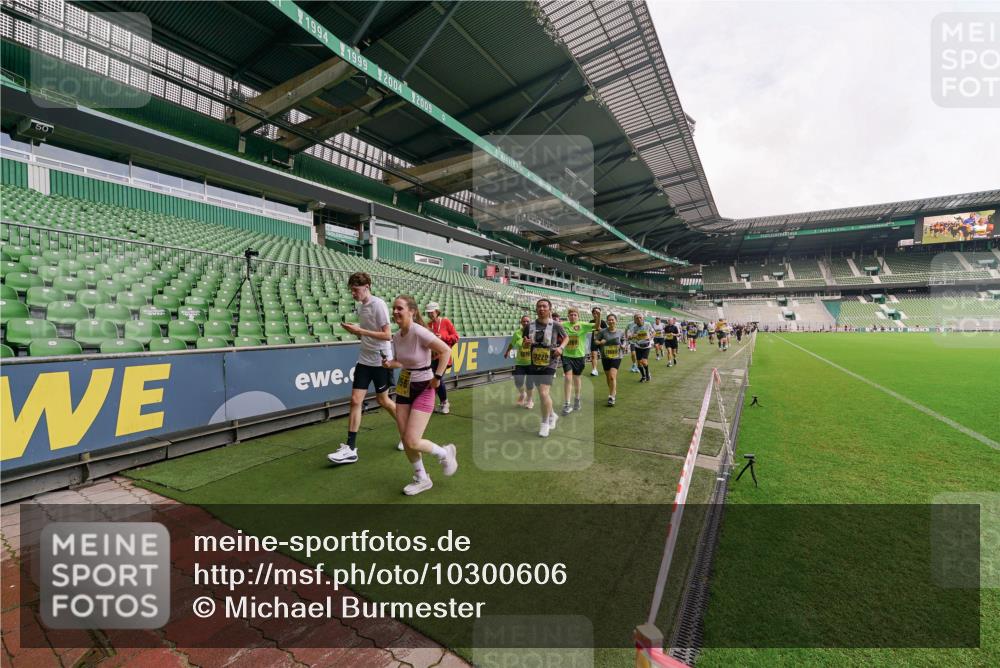 13.09.2026 - 21. swb-Marathon Bremen Michael Burmester http://msf.ph/oto/10300606 13.09.2026 10:41:01 Laufen im Stadion 10155, 10156, 10163, 10169, 10213, 10234, 10247, 10299, 10313, 10321, 10354, 10386, 10399, 10406, 10414, 10417, 10419, 10422, 10424, 10435, 10455, 10461, 10462, 10483, 10484, 10527, 10545, 10547, 10556, 10570, 10580, 10582, 10586, 10599, 10611, 10644, 10653, 10660, 10694, 10696, 10705, 10706, 10719, 10722, 10737, 10751, 10766, 10768, 10776, 10804, 10859, 10889, 11043, 11048, 11239 meine-sportfotos.de