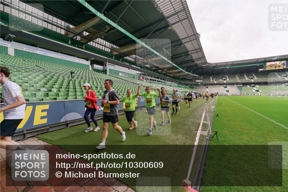 13.09.2026 - 21. swb-Marathon Bremen Michael Burmester http://msf.ph/oto/10300609 13.09.2026 10:41:02 Laufen im Stadion 10155, 10156, 10163, 10169, 10213, 10234, 10247, 10299, 10313, 10321, 10354, 10386, 10399, 10406, 10414, 10417, 10419, 10422, 10424, 10435, 10455, 10461, 10462, 10483, 10484, 10527, 10545, 10547, 10556, 10570, 10580, 10582, 10586, 10599, 10611, 10644, 10653, 10660, 10694, 10696, 10705, 10706, 10719, 10722, 10737, 10751, 10766, 10768, 10776, 10804, 10859, 10889, 11043, 11048, 11239 meine-sportfotos.de