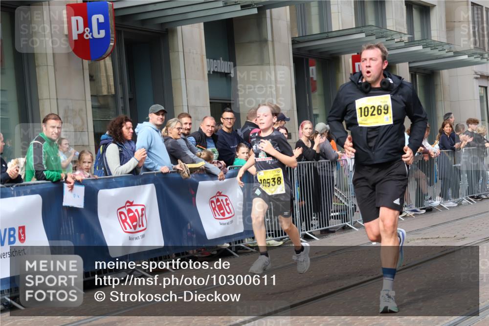 13.09.2026 - 21. swb-Marathon Bremen Strokosch-Dieckow http://msf.ph/oto/10300611 13.09.2026 10:48:32 Ziel 10253, 10293, 10566, 10815, 10917, 11372, 11885, 12027, 12204, 12350, 13512, 13555, 10231, 10269, 10316, 10421, 10426, 10489, 10538, 10638, 10770, 10814, 10993, 11135, 11196, 11241, 11582, 11611, 11683, 11781, 11815, 11837, 12259, 13570 meine-sportfotos.de