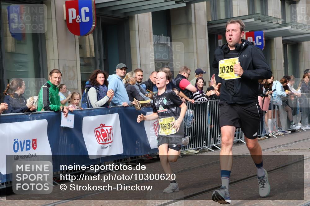 13.09.2026 - 21. swb-Marathon Bremen Strokosch-Dieckow http://msf.ph/oto/10300620 13.09.2026 10:48:32 Ziel 10253, 10293, 10566, 10815, 10917, 11372, 11885, 12027, 12204, 12350, 13512, 13555, 10231, 10269, 10316, 10421, 10426, 10489, 10538, 10638, 10770, 10814, 10993, 11135, 11196, 11241, 11582, 11611, 11683, 11781, 11815, 11837, 12259, 13570 meine-sportfotos.de