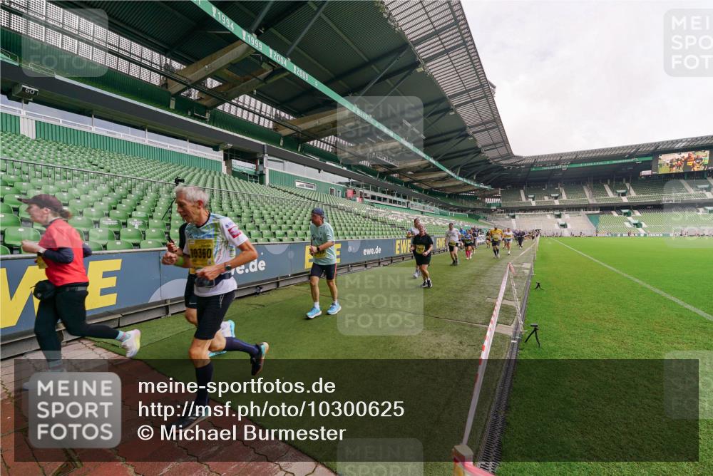 13.09.2026 - 21. swb-Marathon Bremen Michael Burmester http://msf.ph/oto/10300625 13.09.2026 10:41:05 Laufen im Stadion 10155, 10156, 10163, 10169, 10213, 10234, 10247, 10299, 10313, 10321, 10354, 10386, 10399, 10406, 10414, 10417, 10419, 10422, 10424, 10435, 10455, 10461, 10462, 10483, 10484, 10527, 10545, 10547, 10570, 10580, 10582, 10586, 10599, 10611, 10644, 10653, 10694, 10696, 10705, 10706, 10719, 10722, 10737, 10751, 10766, 10768, 10776, 10804, 10859, 10889, 11043, 11048, 11239 meine-sportfotos.de