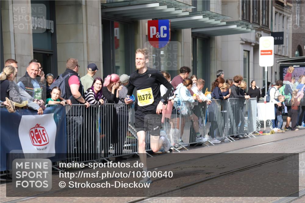 13.09.2026 - 21. swb-Marathon Bremen Strokosch-Dieckow http://msf.ph/oto/10300640 13.09.2026 10:48:36 Ziel 10253, 10293, 10566, 10815, 11885, 11891, 12027, 12204, 12350, 13512, 13555, 10231, 10269, 10421, 10426, 10489, 10538, 10638, 10770, 10814, 10917, 10993, 11135, 11196, 11241, 11372, 11582, 11611, 11683, 11815, 11837, 12259, 13570 meine-sportfotos.de