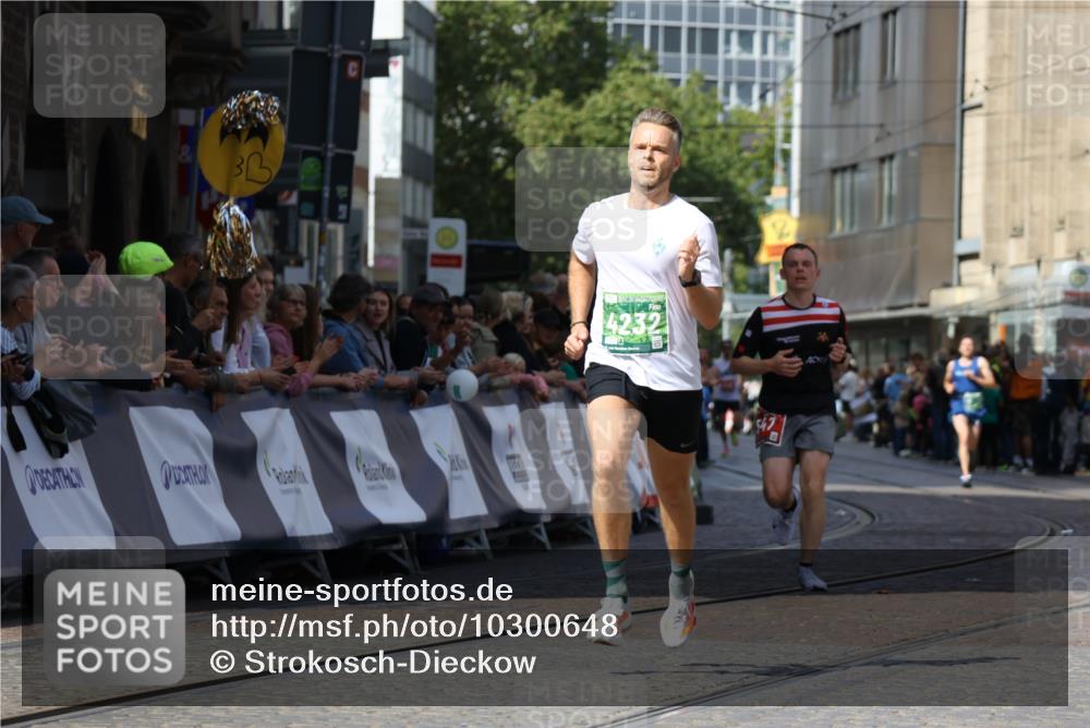 13.09.2026 - 21. swb-Marathon Bremen Strokosch-Dieckow http://msf.ph/oto/10300648 13.09.2026 12:50:21 Ziel 547, 520, 4232, 8075 meine-sportfotos.de