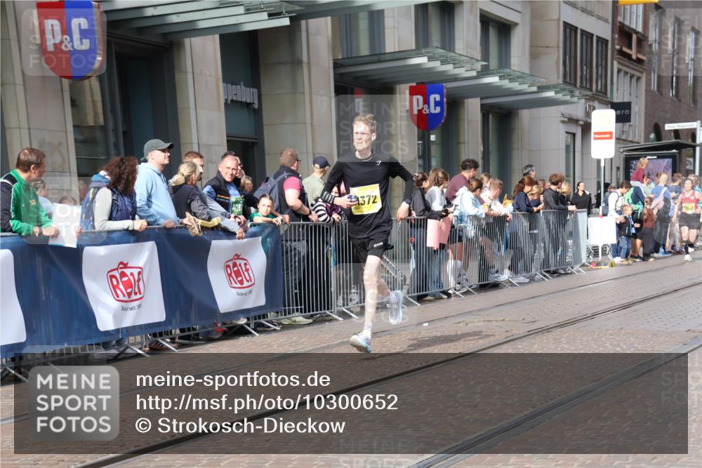 13.09.2026 - 21. swb-Marathon Bremen Strokosch-Dieckow http://msf.ph/oto/10300652 13.09.2026 10:48:36 Ziel 10253, 10293, 10566, 10815, 11885, 11891, 12027, 12204, 12350, 13512, 13555, 10231, 10269, 10421, 10426, 10489, 10538, 10638, 10770, 10814, 10917, 10993, 11135, 11196, 11241, 11372, 11582, 11611, 11683, 11815, 11837, 12259, 13570 meine-sportfotos.de