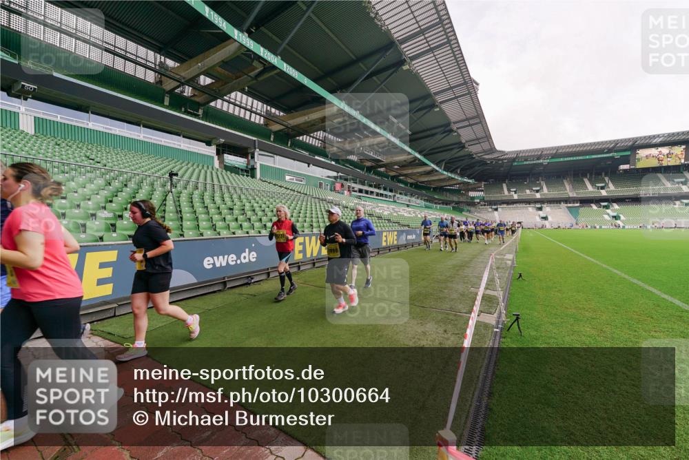 13.09.2026 - 21. swb-Marathon Bremen Michael Burmester http://msf.ph/oto/10300664 13.09.2026 10:41:17 Laufen im Stadion 10155, 10156, 10163, 10169, 10213, 10234, 10247, 10299, 10313, 10321, 10354, 10386, 10399, 10406, 10414, 10417, 10419, 10422, 10424, 10435, 10455, 10461, 10462, 10483, 10519, 10527, 10545, 10546, 10547, 10570, 10582, 10586, 10599, 10611, 10644, 10653, 10694, 10696, 10705, 10706, 10719, 10722, 10737, 10751, 10766, 10768, 10776, 10804, 10859, 10889, 10909, 10963, 10977, 11043, 11048, 11239 meine-sportfotos.de