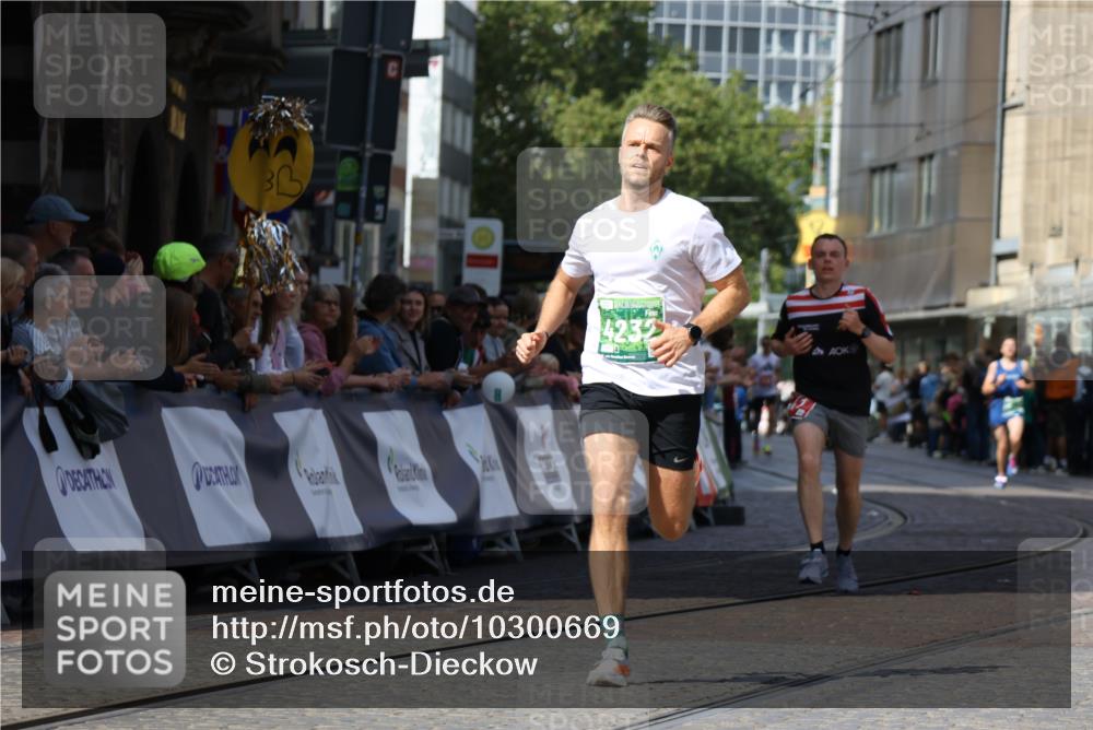 13.09.2026 - 21. swb-Marathon Bremen Strokosch-Dieckow http://msf.ph/oto/10300669 13.09.2026 12:50:21 Ziel 547, 520, 4232, 8075 meine-sportfotos.de