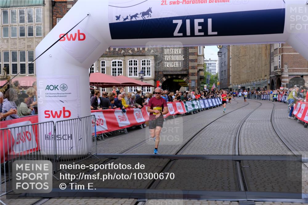 13.09.2026 - 21. swb-Marathon Bremen Tim E. http://msf.ph/oto/10300670 13.09.2026 10:42:12 Ziel 10972, 12468, 13621 meine-sportfotos.de