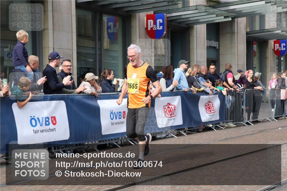 13.09.2026 - 21. swb-Marathon Bremen Strokosch-Dieckow http://msf.ph/oto/10300674 13.09.2026 10:48:52 Ziel 10253, 10293, 10294, 10392, 10514, 10566, 10655, 11316, 11567, 11621, 11891, 11896, 11984, 12027, 12132, 12149, 12350, 12450, 12529, 13555, 13577, 10231, 10269, 10489, 10538, 10770, 10815, 10917, 10993, 11196, 11372, 11611, 11885, 12204, 13512, 13555 meine-sportfotos.de