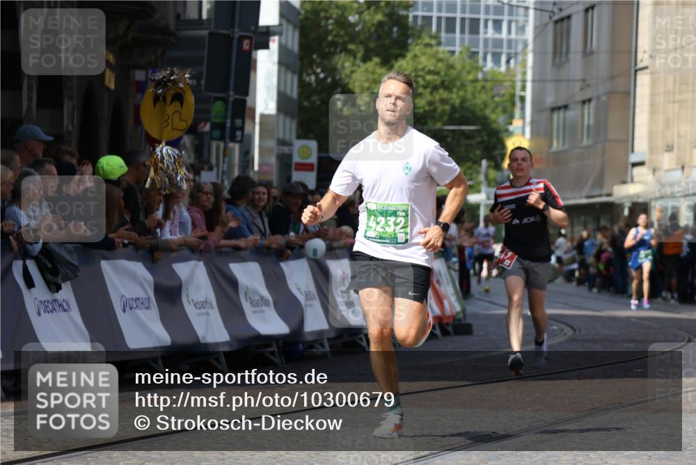 13.09.2026 - 21. swb-Marathon Bremen Strokosch-Dieckow http://msf.ph/oto/10300679 13.09.2026 12:50:21 Ziel 547, 520, 4232, 8075 meine-sportfotos.de