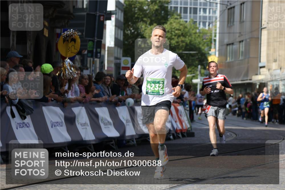 13.09.2026 - 21. swb-Marathon Bremen Strokosch-Dieckow http://msf.ph/oto/10300688 13.09.2026 12:50:22 Ziel 547, 4232, 8075 meine-sportfotos.de