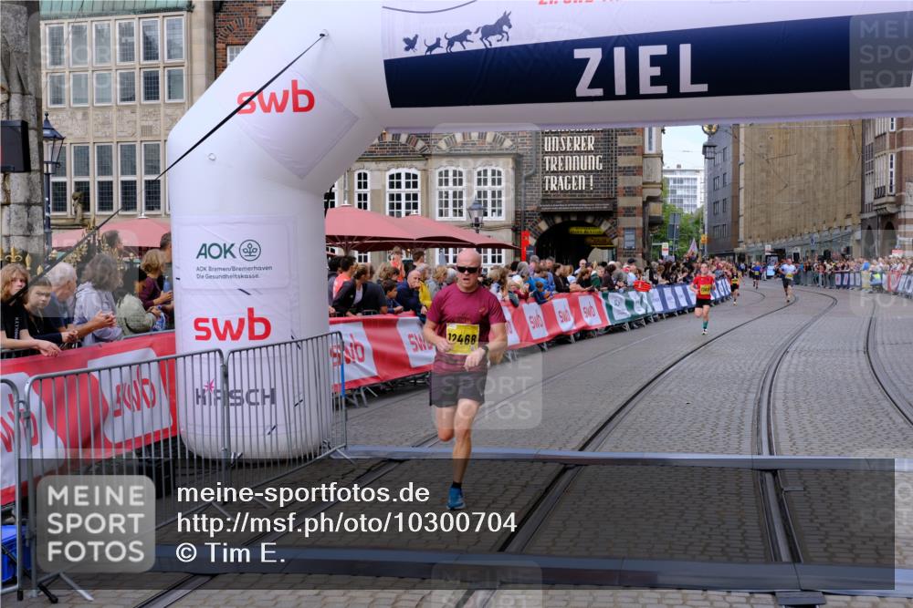 13.09.2026 - 21. swb-Marathon Bremen Tim E. http://msf.ph/oto/10300704 13.09.2026 10:42:13 Ziel 10972, 12468, 13621 meine-sportfotos.de