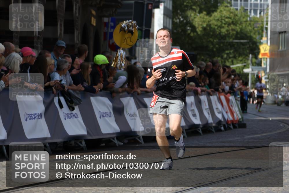 13.09.2026 - 21. swb-Marathon Bremen Strokosch-Dieckow http://msf.ph/oto/10300707 13.09.2026 12:50:24 Ziel 547, 7692, 8075 meine-sportfotos.de