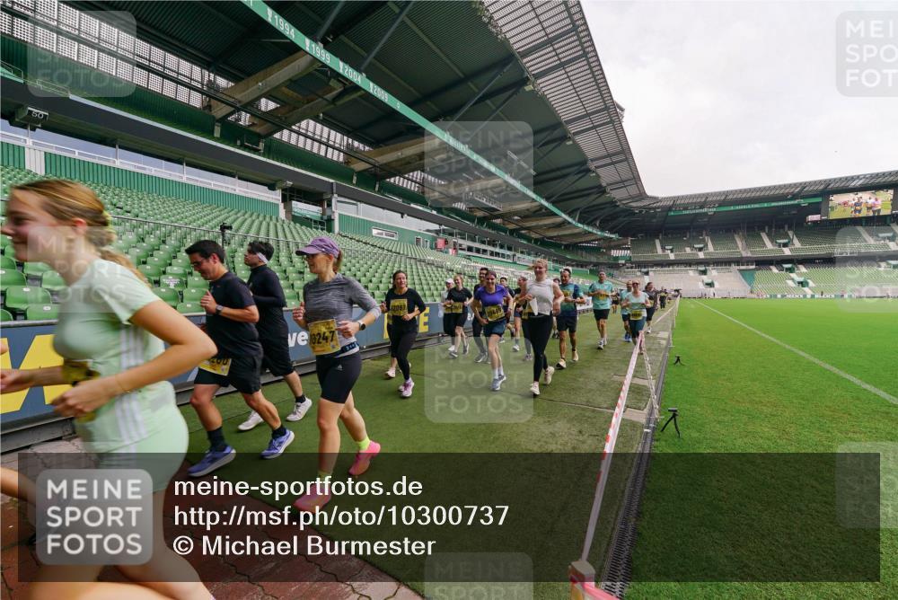 13.09.2026 - 21. swb-Marathon Bremen Michael Burmester http://msf.ph/oto/10300737 13.09.2026 10:41:33 Laufen im Stadion 10148, 10155, 10163, 10169, 10213, 10247, 10299, 10313, 10321, 10354, 10395, 10396, 10399, 10406, 10414, 10417, 10419, 10422, 10424, 10435, 10455, 10461, 10462, 10483, 10490, 10519, 10527, 10545, 10546, 10547, 10570, 10582, 10586, 10611, 10644, 10694, 10705, 10706, 10719, 10722, 10766, 10768, 10776, 10804, 10859, 10889, 10909, 10963, 10977, 11043, 11048, 11084, 11085, 11090, 11097, 11098, 11239 meine-sportfotos.de