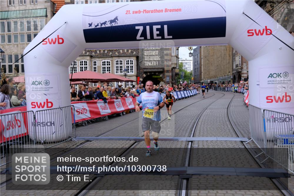 13.09.2026 - 21. swb-Marathon Bremen Tim E. http://msf.ph/oto/10300738 13.09.2026 10:42:23 Ziel 12426, 12468, 13585, 13621 meine-sportfotos.de
