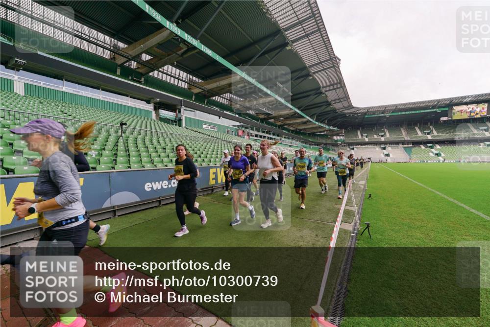 13.09.2026 - 21. swb-Marathon Bremen Michael Burmester http://msf.ph/oto/10300739 13.09.2026 10:41:34 Laufen im Stadion 10148, 10155, 10163, 10169, 10213, 10247, 10299, 10313, 10321, 10354, 10395, 10396, 10399, 10406, 10414, 10417, 10419, 10422, 10424, 10435, 10455, 10461, 10462, 10483, 10490, 10519, 10527, 10545, 10546, 10547, 10570, 10582, 10586, 10611, 10644, 10694, 10705, 10706, 10719, 10722, 10766, 10768, 10776, 10804, 10859, 10889, 10909, 10963, 10977, 11043, 11048, 11084, 11085, 11090, 11097, 11098, 11192, 11239 meine-sportfotos.de