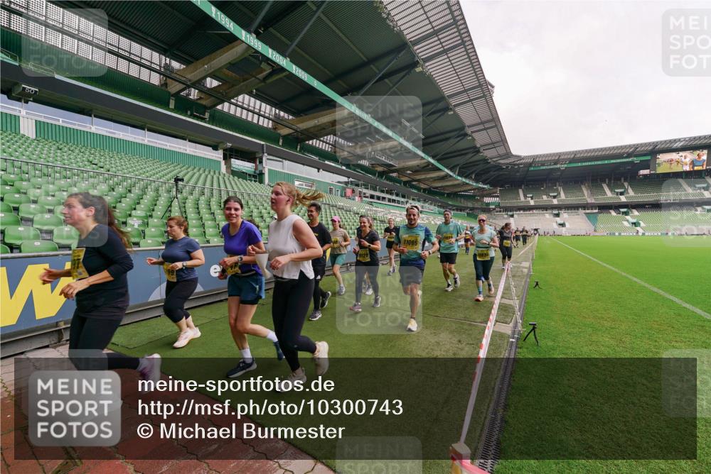 13.09.2026 - 21. swb-Marathon Bremen Michael Burmester http://msf.ph/oto/10300743 13.09.2026 10:41:35 Laufen im Stadion 10148, 10155, 10163, 10169, 10213, 10247, 10299, 10313, 10321, 10354, 10395, 10396, 10399, 10406, 10414, 10417, 10419, 10422, 10424, 10435, 10455, 10461, 10462, 10483, 10490, 10519, 10527, 10545, 10546, 10547, 10582, 10586, 10611, 10644, 10694, 10705, 10706, 10719, 10722, 10766, 10768, 10776, 10804, 10854, 10859, 10889, 10909, 10963, 10977, 11043, 11048, 11084, 11085, 11090, 11097, 11098, 11192, 11239 meine-sportfotos.de