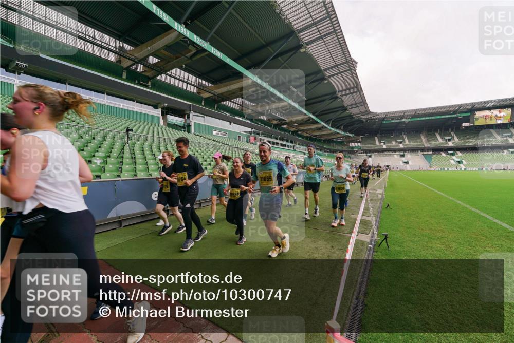 13.09.2026 - 21. swb-Marathon Bremen Michael Burmester http://msf.ph/oto/10300747 13.09.2026 10:41:35 Laufen im Stadion 10148, 10155, 10163, 10169, 10213, 10247, 10299, 10313, 10321, 10354, 10395, 10396, 10399, 10406, 10414, 10417, 10419, 10422, 10424, 10435, 10455, 10461, 10462, 10483, 10490, 10519, 10527, 10545, 10546, 10547, 10582, 10586, 10611, 10644, 10694, 10705, 10706, 10719, 10722, 10766, 10768, 10776, 10804, 10854, 10859, 10889, 10909, 10963, 10977, 11043, 11048, 11084, 11085, 11090, 11097, 11098, 11192, 11239 meine-sportfotos.de