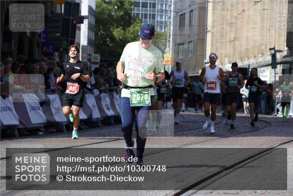13.09.2026 - 21. swb-Marathon Bremen Strokosch-Dieckow http://msf.ph/oto/10300748 13.09.2026 13:21:11 Ziel 541, 769, 854, 1056, 1881, 2425, 2640, 3356, 3866, 3933, 4126, 4316, 4465, 4482, 4612, 5161, 5213, 5954, 6177, 6401, 6680, 7517, 7902, 8005, 8141, 8622, 8804, 8971, 9691, 13126, 226, 2979, 3202, 3534, 4234, 4445, 4484, 4519, 6862, 8408, 8791, 9514, 9722, 9900 meine-sportfotos.de